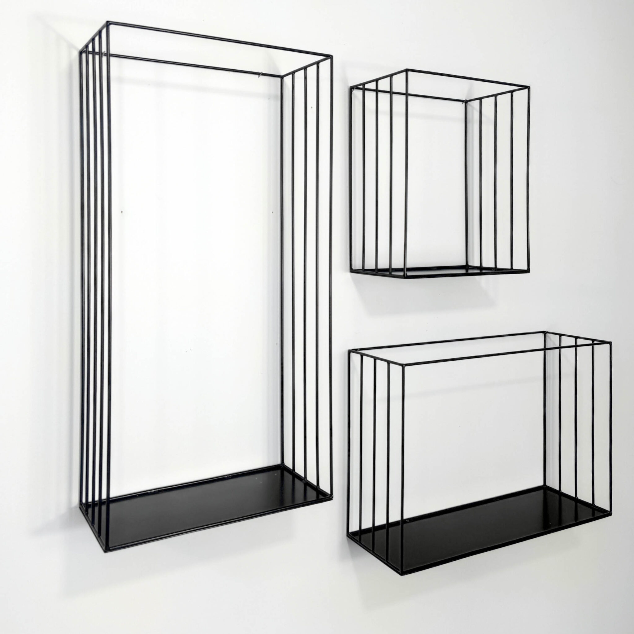 czarne półki z drutu